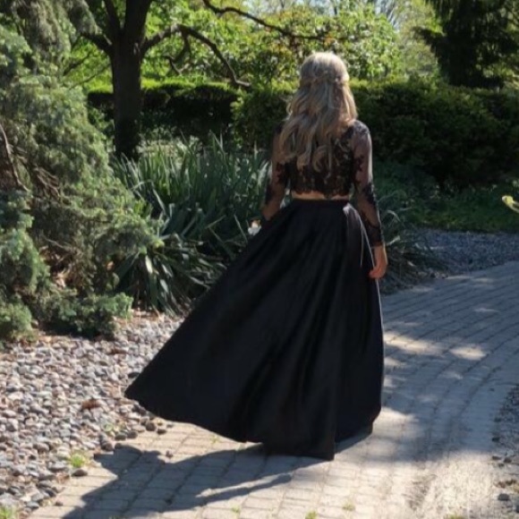 ‼️SOLD‼️ BLACK LACE PROM DRESS - Picture 3 of 4